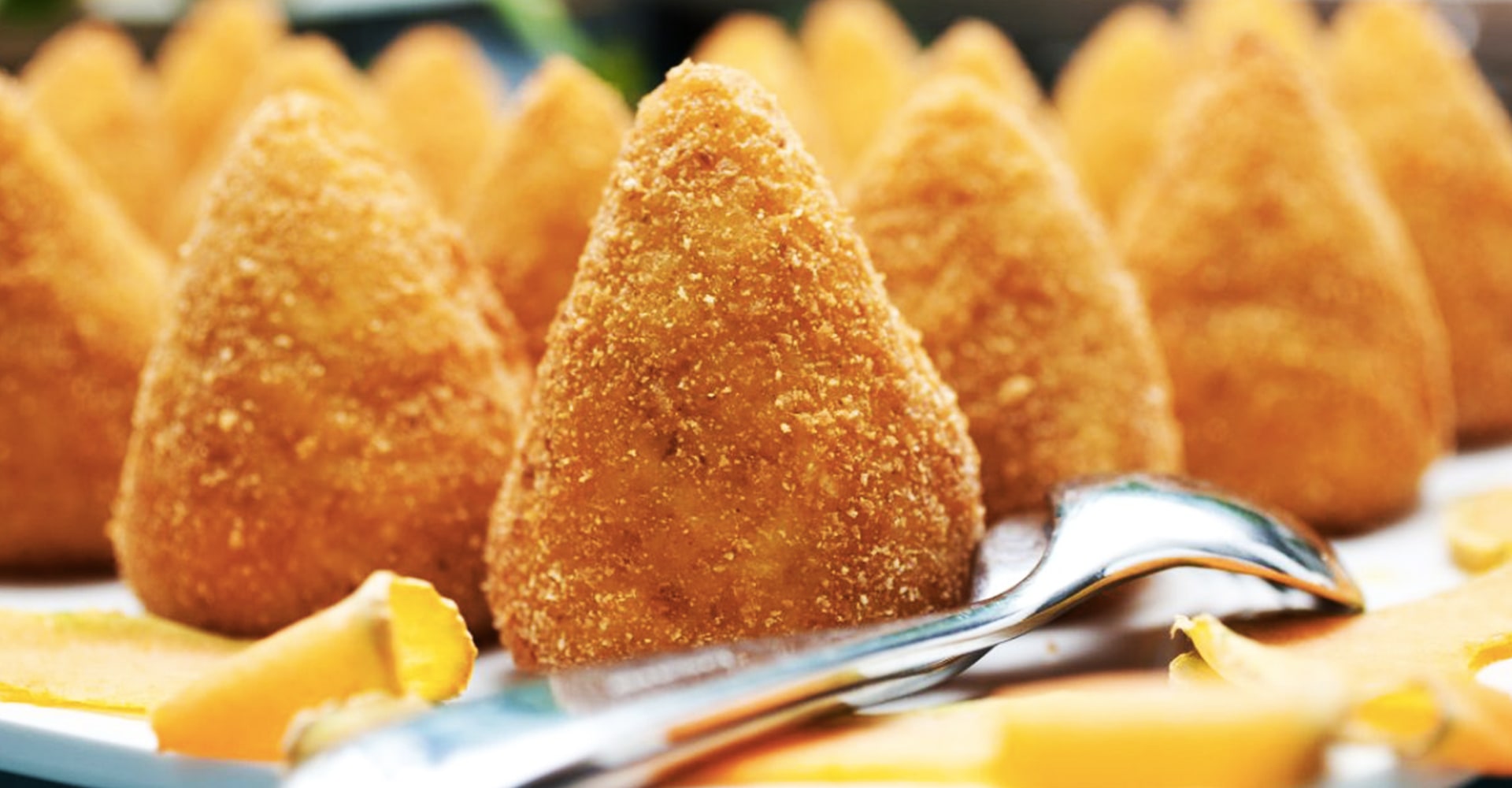 Produzione artigianale di arancini siciliani a Bologna: vendita al dettaglio e all’ingrosso